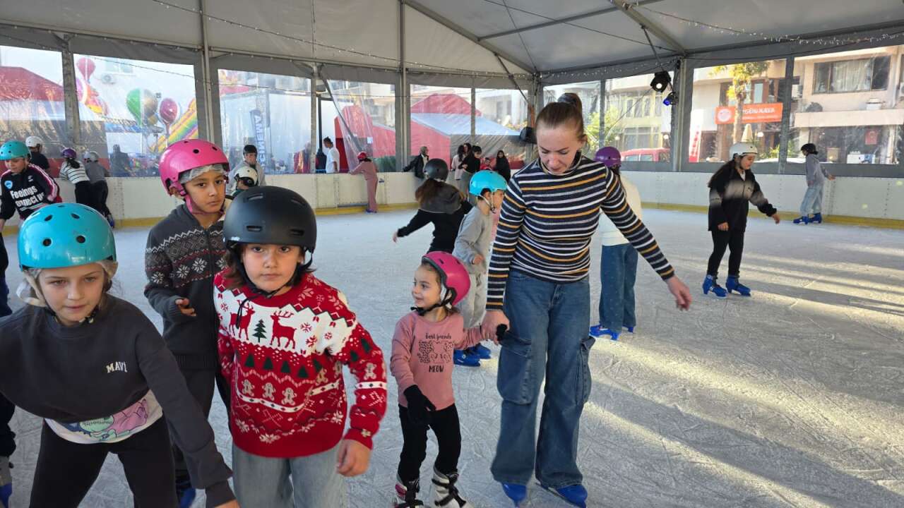 Marmaris’te Buz Pisti Renkli Görüntülere Sahne Oldu 1